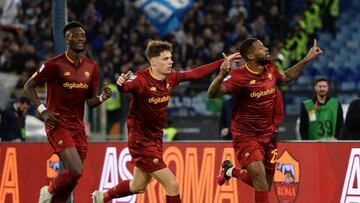 Los jugadores de la Roma celebran el 1-0.