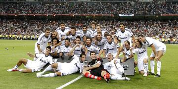 Se disputó el partido de vuelta de la Supercopa de España en el Santiago Bernabéu. El Real Madrid perdió 3-2 en la ida, pero el valor doble de los goles les dió el triunfo a los madrileños al ganar en el segundo partido por 2-1. En la imagen, los jugadores posan con el trofeo.