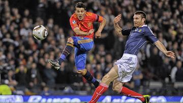 Scotland&#039;s Stephen McManus (R) challenges Spain&#039;s David Villa during their Euro 2012 qualifying soccer match at Hampden Park stadium in Glasgow, Scotland October 12, 2010. REUTERS/Russell Cheyne (BRITAIN - Tags: SPORT SOCCER)
 PARTIDO CLASIFICAC