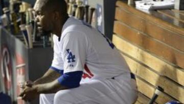 El segunda base de los Dodgers, Howie Kendrick, observa entristecido nada m&aacute;s confirmarse la eliminaci&oacute;n de su equipo.