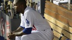 El segunda base de los Dodgers, Howie Kendrick, observa entristecido nada m&aacute;s confirmarse la eliminaci&oacute;n de su equipo.