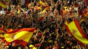 MUCHAS GANAS DE FIESTA. La celebración comenzó anoche tras el partido y se ha prolongado durante toda la noche. Esta tarde sigue la fiesta ya con los internacionales como protagonistas.