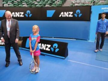 Novak Djokovic, como embajador de ANZ, disputó un 'partido' con la ganadora del concurso ANZ Hot Shots, Anna Obispo, en Melbourne.