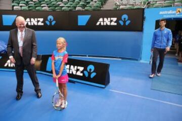 Novak Djokovic, como embajador de ANZ, disputó un 'partido' con la ganadora del concurso ANZ Hot Shots, Anna Obispo, en Melbourne.