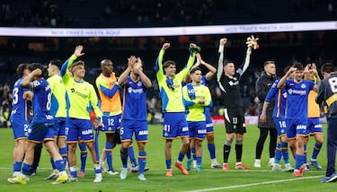 Los jugadores del Getafe celebran la victoria tras finalizar el partido.