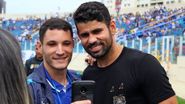 Diego Costa, en Brasil, tras hacer el saque de honor en el estadio del Lagarto. 