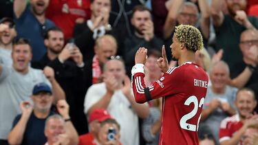 Ekitike celebra su gol durante el partido de Premier League contra el Bournemouth.