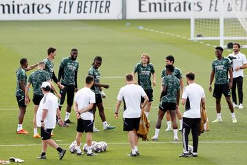 Modric, Camavinga y Rüdiger con el grupo.