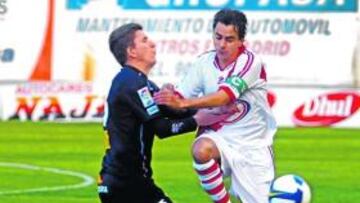 <b>OBSTÁCULO. </b>Míchel trata de salvar la oposición de un futbolista del Girona sin conseguirlo.