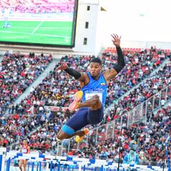 Arnovis Dalmero, oro en salto largo en Santiago 2023