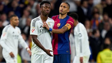 Vinicius y Raphinha, en el Clásico de Liga que Real Madrid y Barcelona disputaron el 26 de octubre de 2024 en el Bernabéu.
