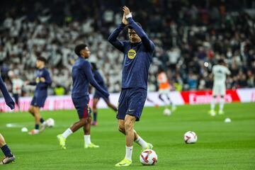 Sin saber que sería una gran noche para él, el polaco robó reflectores desde los instantes previos al partido al llegar como líder goleador. 