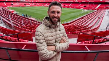 El defensa mexicano Miguel Layún posa en el estadio Sánchez Pizjuán.