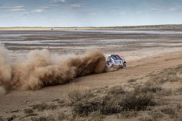 El asturiano se divierte en Sudáfrica con el coche ganador del rally junto a De Villiers y empieza a valorar de manera seria competir en la carrera del desierto.