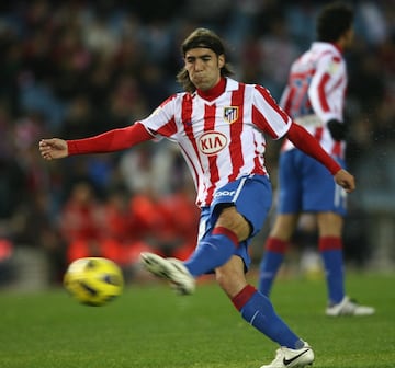 Aunque se formó en las inferiores del Albacete, el 21 de mayo de 2009 se unió al filial del conjunto colchonero. Realizó la pretemporada con el primer equipo en el verano de 2010, llegando a debutar en Copa del Rey frente al Universidad de Las Palmas. Se marchó traspasado al Rayo Vallecano, saliendo a los tres años al Olot. Tras pasar por el filial del Barcelona, ascendía a primera con el Cádiz.