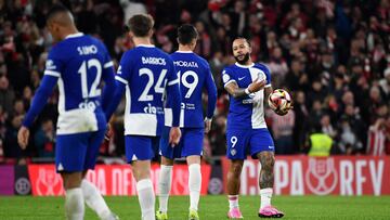 Atletico Madrid's Dutch forward #09 Memphis Depay and teammates react to Athletic Bilbao's third goal scored by Athletic Bilbao's Spanish forward #12 Gorka Guruzeta during the Spanish Copa del Rey (King's Cup) semi final second leg football match between Athletic Club Bilbao and Club Atletico de Madrid at the San Mames stadium in Bilbao on February 29, 2024. (Photo by ANDER GILLENEA / AFP)
