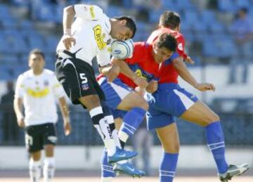 El histórico choque entre Miguel Riffo y Héctor Tapia en un clásico entre la UC-Colo Colo en 2007.