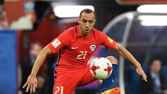 Marcelo D&iacute;az controla el bal&oacute;n durante la final de la Copa Confederaciones entre Chile y Alemania.