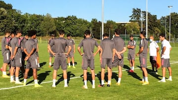 Ra&uacute;l junto a sus pupilos del Juvenil en el &uacute;ltimo entrenamiento antes de la final de la Youth League contra el Benfica. 
