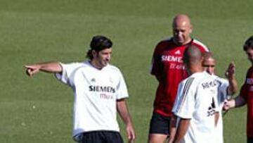 <b>EXPLICACIONES. </B>Figo asegura que Camacho sólo dio las razones de su marcha a los capitanes.