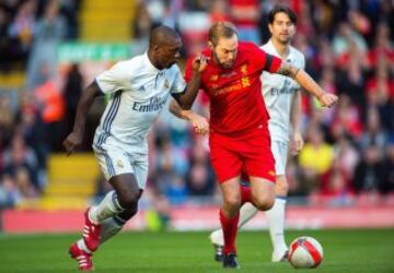 Clarence Seedorf y Jason McAteer.