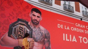 Isabel Díaz Ayuso frente a la pantalla en la que aparece Ilia Topuria.