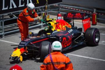 El coche de Max Verstappen con el morro destrozado.