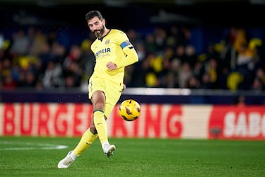 El defensa juega en el Villarreal desde el 2019. A sus 38 años se ha convertido en el jugador de campo más veterano de la historia de la entidad.