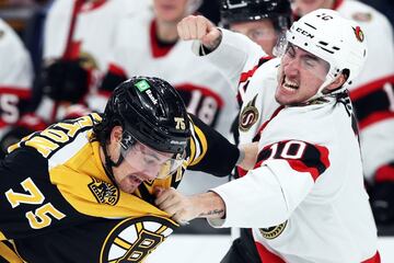 Aunque los gestos de los protagonistas puedan llevar a una conclusión errónea, no se trata de una pelea de bar. Son Alex Formenton, número 10 de los Ottawa Senators, y Connor Clifton, 75 de los Boston Bruins, en un lance del juego durante su enfrentamiento de la NHL, que terminó con victoria del equipo estadounidense (3-2).