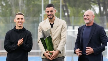 VILLAMANTA (MADRID), 07/10/2024.- El entrenador de la selección española masculina de fútbol, Luis de la Fuente (d), y a los jugadores Joselu (c) y Alejandro Grimaldo han recogido el Premio Internacional del Deporte de la Comunidad de Madrid 2024 que ha correspondidoa la selección española masculina de fútbol después de lograr la Eurocopa por cuarta vez en su historia, este lunes en el campo municipal de la localidad de Villamanta. EFE/ Borja Sanchez-Trillo