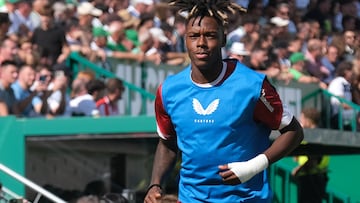 ELCHE, 19/10/2025.- El delantero del Athletic Nico Williams calienta en la banda durante el partido correspondiente a la jornada 9 de LaLiga entre el Elche y el Athletic, este domingo, en el estadio Manuel Martínez Valero de Elche. EFE/ Pablo Miranzo