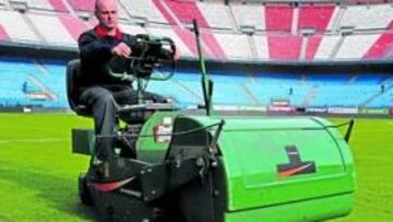 <b>TRABAJANDO. </b>Juan Carlos Cánovas, con la máquina segadora.