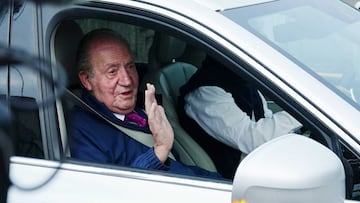 El Rey Emérito Juan Carlos I saluda desde un vehículo a su salida de la casa de Sanxenxo camino de Madrid, a 23 de mayo de 2022, en Sanxenxo, Pontevedra, Galicia (España). El Rey emérito viajó hasta Sanxenxo el pasado 20 de mayo donde ha participado en el trofeo InterRías, cuya embarcación 'Bribón' ha quedado en cuarto lugar. Según un comunicado de la Casa Real, hoy, lunes 23 de mayo, el Rey emérito abandona Galicia para viajar hasta Madrid donde mantendrá una reunión con el Rey Felipe VI y los demás miembros de su familia en el Palacio de la Zarzuela. Este es el primer viaje a España del Rey emérito desde que se instaló en agosto de 2020 en Emiratos Árabes Unidos.,Image: 693678375, License: Rights-managed, Restrictions: , Model Release: no, Pictured: REY JUAN CARLOS, Credit line: Álvaro Ballesteros / Europa Press / ContactoPhoto