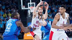 Sergio Rodr&iacute;guez trata de avanzar ante la defensa del Anadolu Efes.