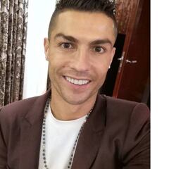 Cristiano Ronaldo sorprende con un look al estilo Super Mario