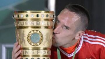Frank Ribery, besando el trofeo de la Copa de Alemania, último título conseguido esta temporada por el club alemán, tras la Bundesliga y la Liga de Campeones.