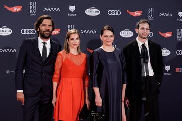 La directora de cine Jaione Camborda posa junto al reparto de su película 'O Corno' posa en la alfombra roja de la XI edición de los Premios Feroz.