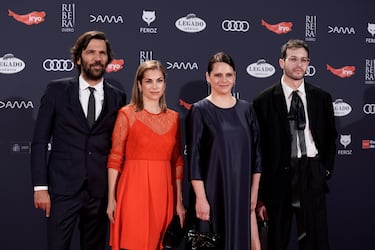 La directora de cine Jaione Camborda posa junto al reparto de su película 'O Corno' posa en la alfombra roja de la XI edición de los Premios Feroz.
