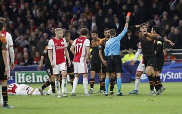 Gabriel Paulista, jugador del Valencia, fue expulsado en un partido de fase de grupos ante el Ajax