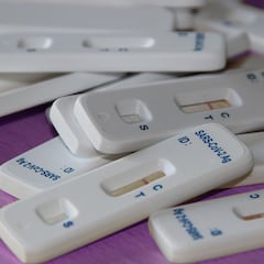 Una farmacia le tira de las orejas a Ayuso con un cartel más que irónico