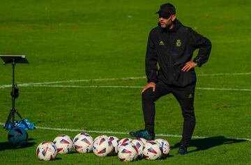 José Alberto, observando el entrenamiento de este viernes, el más suave de la semana al ser dos días antes del partido.