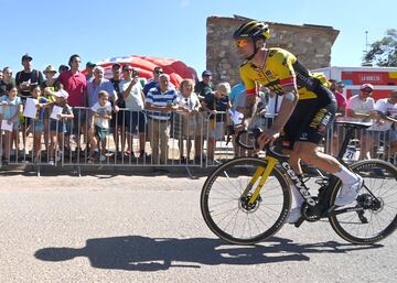 El ciclista esloveno Primoz Roglic se dirige a la salida de la etapa de hoy. 