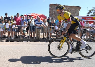 El ciclista esloveno Primoz Roglic se dirige a la salida de la etapa de hoy. 