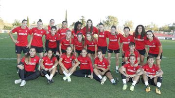 Las 23 jugadoras del Atlético posaron ayer antes del entrenamiento previo al choque en la Ciudad Deportiva de Majadahonda.