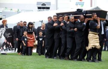 Jugadores y exjugadores de rugby portan el féretro de Jonah Lomu.