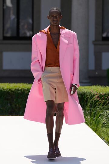 Un modelo luce una creaci¨®n como parte de la colecci¨®n masculina Primavera Verano 2024 de Valentino presentada en Mil¨¢n.