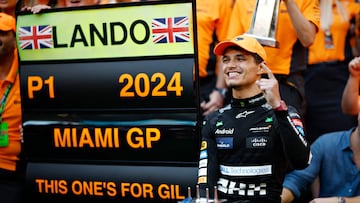 MIAMI, FLORIDA - MAY 05: Race winner Lando Norris of Great Britain and McLaren celebrates victory with his team after the F1 Grand Prix of Miami at Miami International Autodrome on May 05, 2024 in Miami, Florida.   Chris Graythen/Getty Images/AFP (Photo by Chris Graythen / GETTY IMAGES NORTH AMERICA / Getty Images via AFP)
