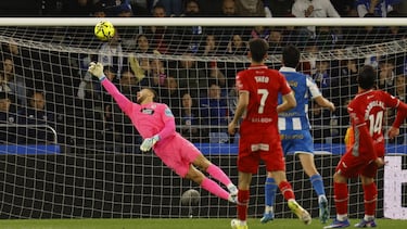 No tuvo un trabajo excesivo ante el Córdoba, pero hizo dos paradones que eran prácticamente goles. Una mano abajo en un remate de cabeza, en área pequeña; y otra, arriba, en un disparo de Guardiola.