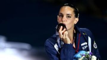 La nadadora española Ona Carbonell besa la medalla de bronce.