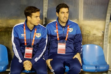 Íñigo Pérez y Andoni Iraola, durante su etapa como entrenador del Rayo Vallecano, se sientan en el banquillo antes de un partido de Copa del Rey en 2022.